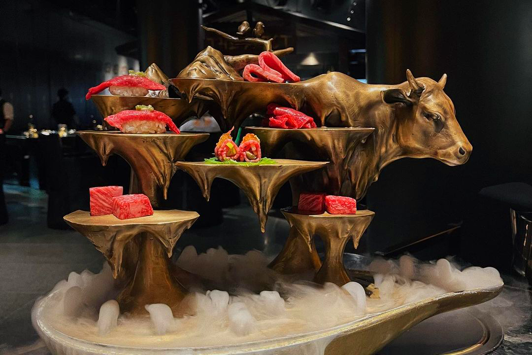 Chubby Club dining spread on a gold bull platter
